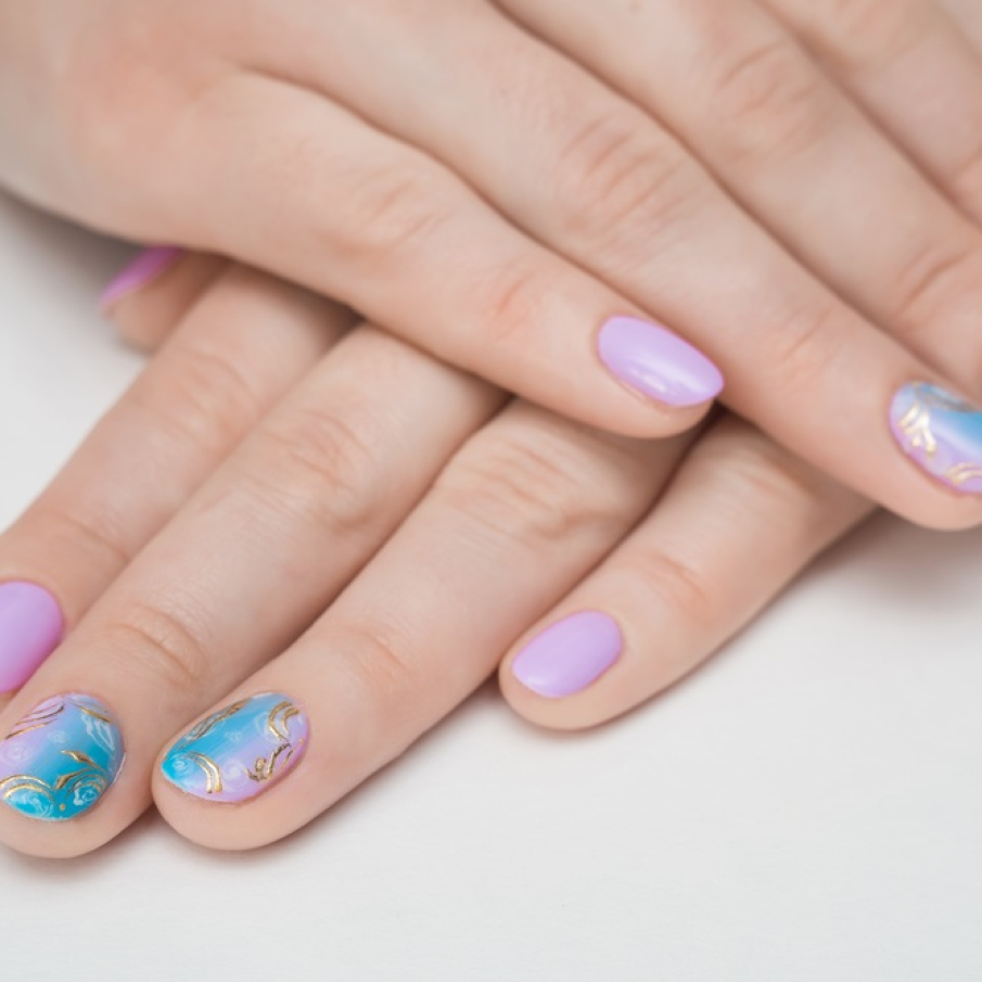 Culorile din gradini si motivele florale sunt o eterna inspiratie si pentru cromatica unghiutelor