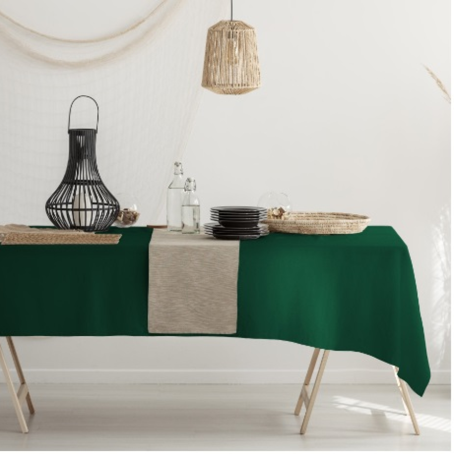 Față de masă Viva, în nuanță de verde englezesc, de formă dreptunghiulară, perfectă pentru a împodobi masa de Crăciun