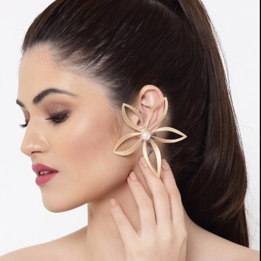 Cercei supradimensionați aurii, în formă de floare masivă, cu un element central tip perlă în mijlocul florii 