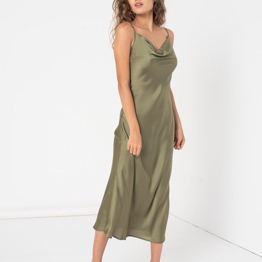 O rochie de satin superbă și elegantă, de lungime trei sferturi, într-o nuanță caldă de verde sparanghel, ce îmbracă frumos pielea