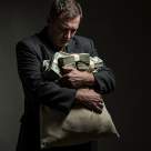 Oamenii să nu-şi pună nădejdea lor în bani şi să nu-şi dea inima lor banilor pentru că altfel Îl uită pe Dumnezeu