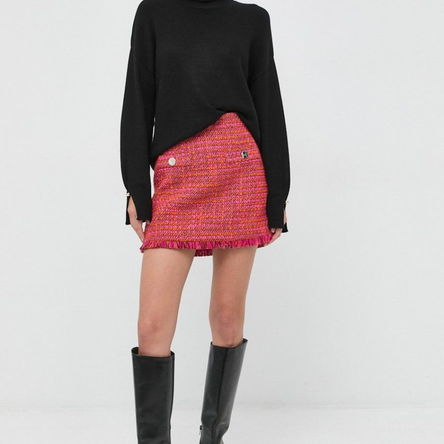 Fustă mini dreaptă, în nuanță de roz somon, decorată cu franjuri decorativi în partea exterioară a fustei