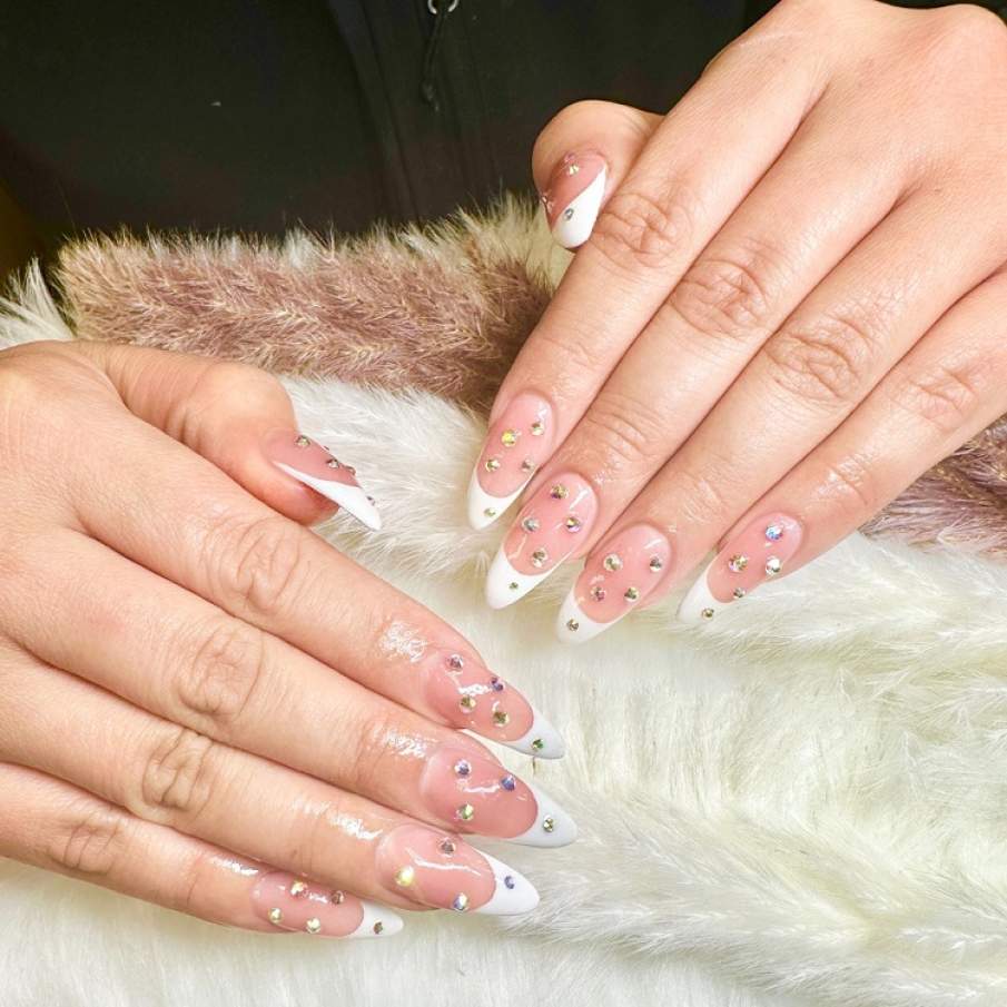 Modele de manichiură french cu accente luxoase și prețioase, în tendințe în 2025