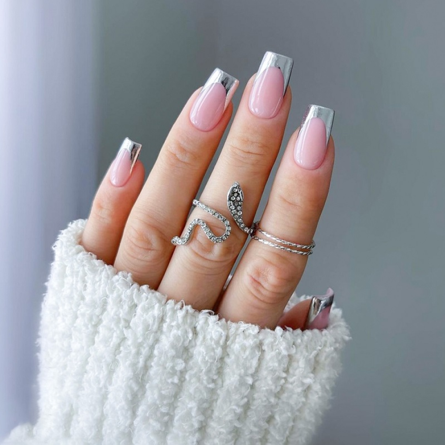 Modele de manichiură french cu accente luxoase și prețioase, în tendințe în 2025