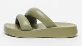 Papuci wedge de piele naturală în nuanță de verde ferigă. Au talpa înaltă, comodă, și urmează acest trend al sandalelor tip pernă. 