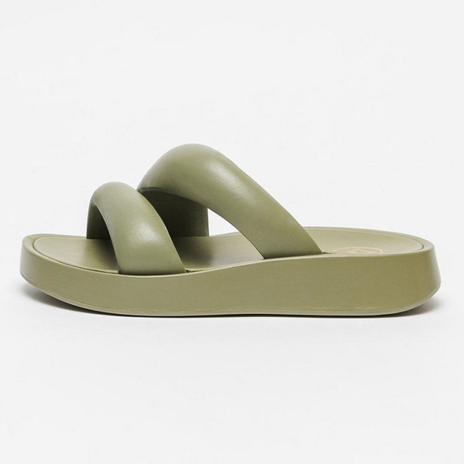 Papuci wedge de piele naturală în nuanță de verde ferigă. Au talpa înaltă, comodă, și urmează acest trend al sandalelor tip pernă. 