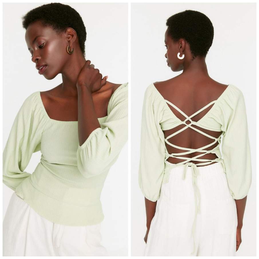 Bluză verde pal cu decolteu frontal tip bărcuță, mâneci bufante și bretele încrucișate pe spate, ce pun în valoare spatele într-un mod grațios