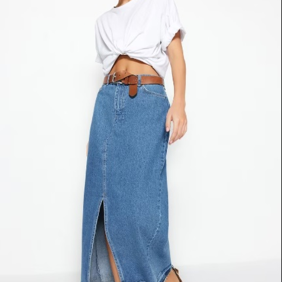 Fustă maxi de denim albastru de la Trendyol cu șliț frontal și betelie pentru a-i putea asocia și o curea