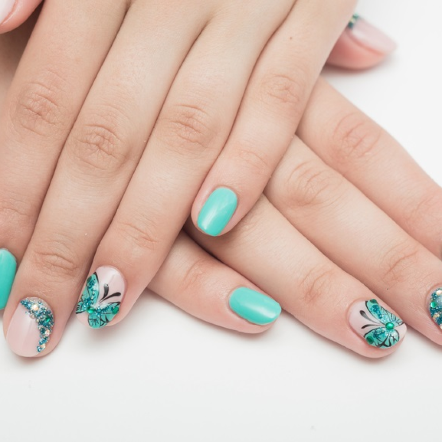 Straluciri de aripi de fluture 