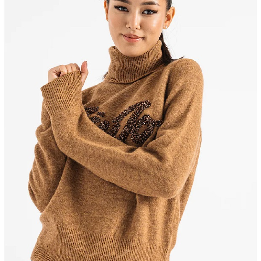 Pulover Liu Jo cu guler inalt si aplicatie logo din lurex, un melanj interesant intre maro si auriu