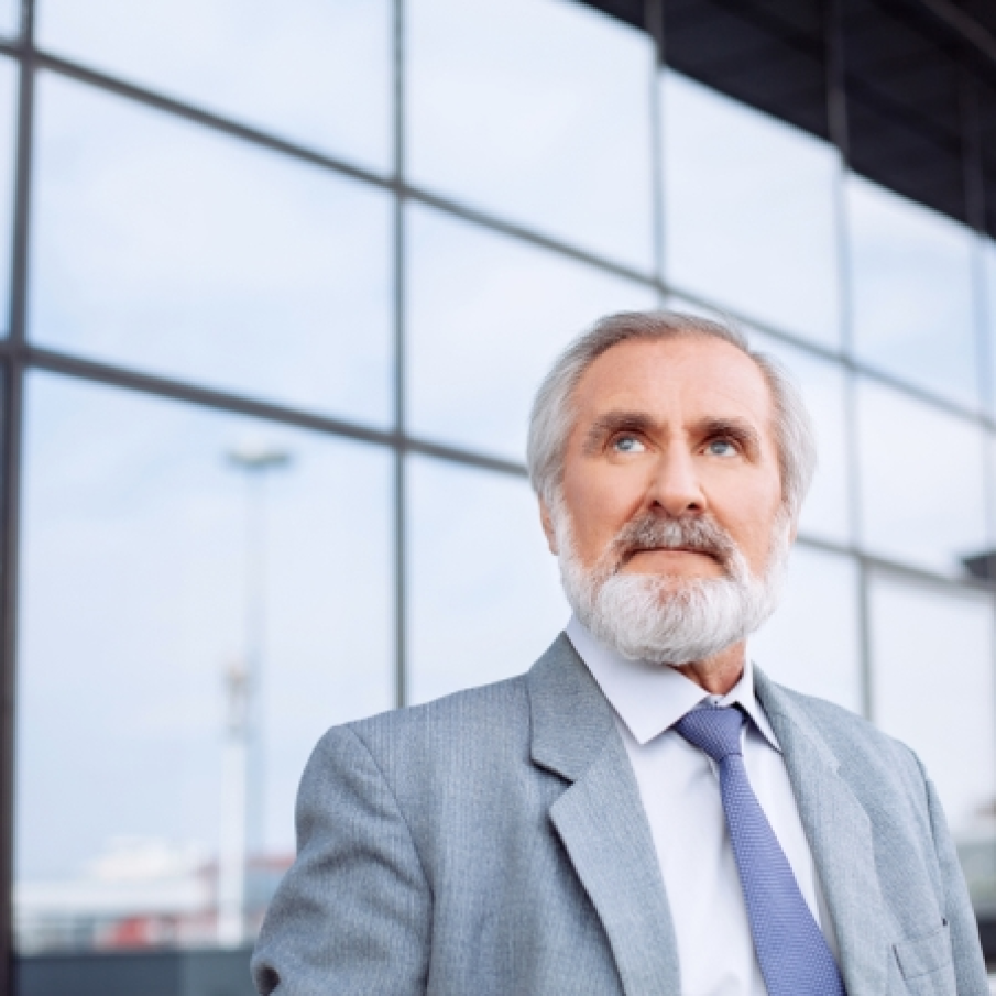 Domnul a luat prajitura, a impartit-o in doua si i-a intins jumatate zambind.