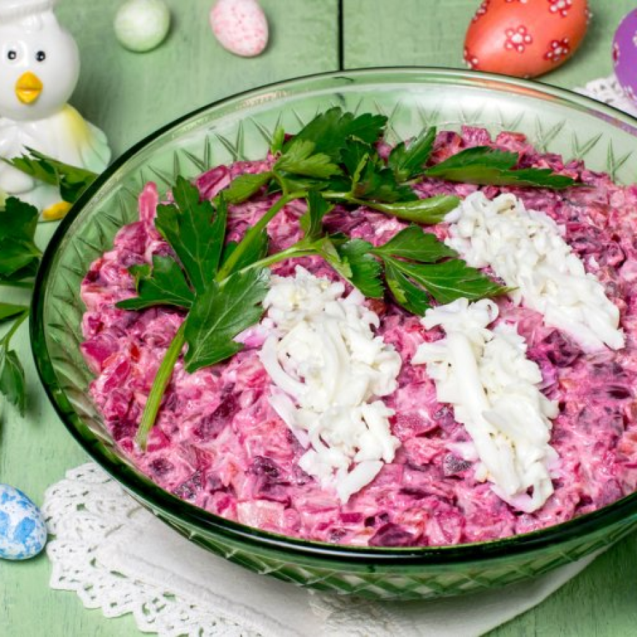 Salata de Pasti decorata cu zambilute 