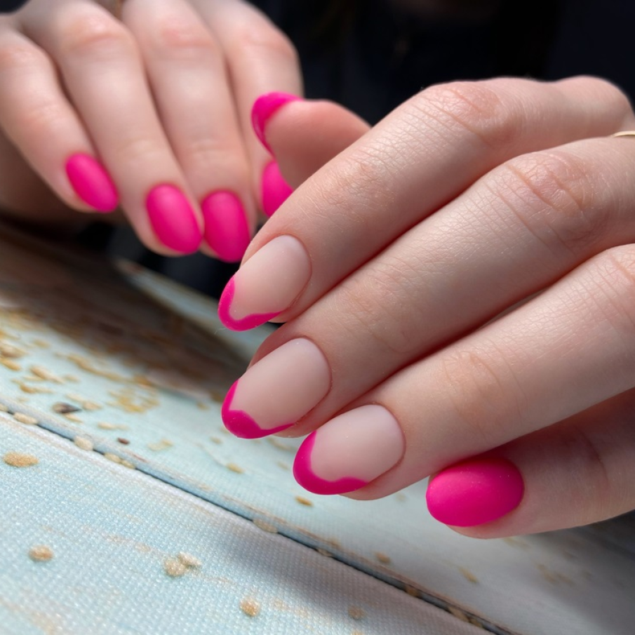 Manichiură franțuzească pe bază de ojă mată roz fondant 