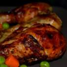 Ciocanele de pui caramelizate la cuptor, cu garnitura de mazare si morcovi trase la tigaie