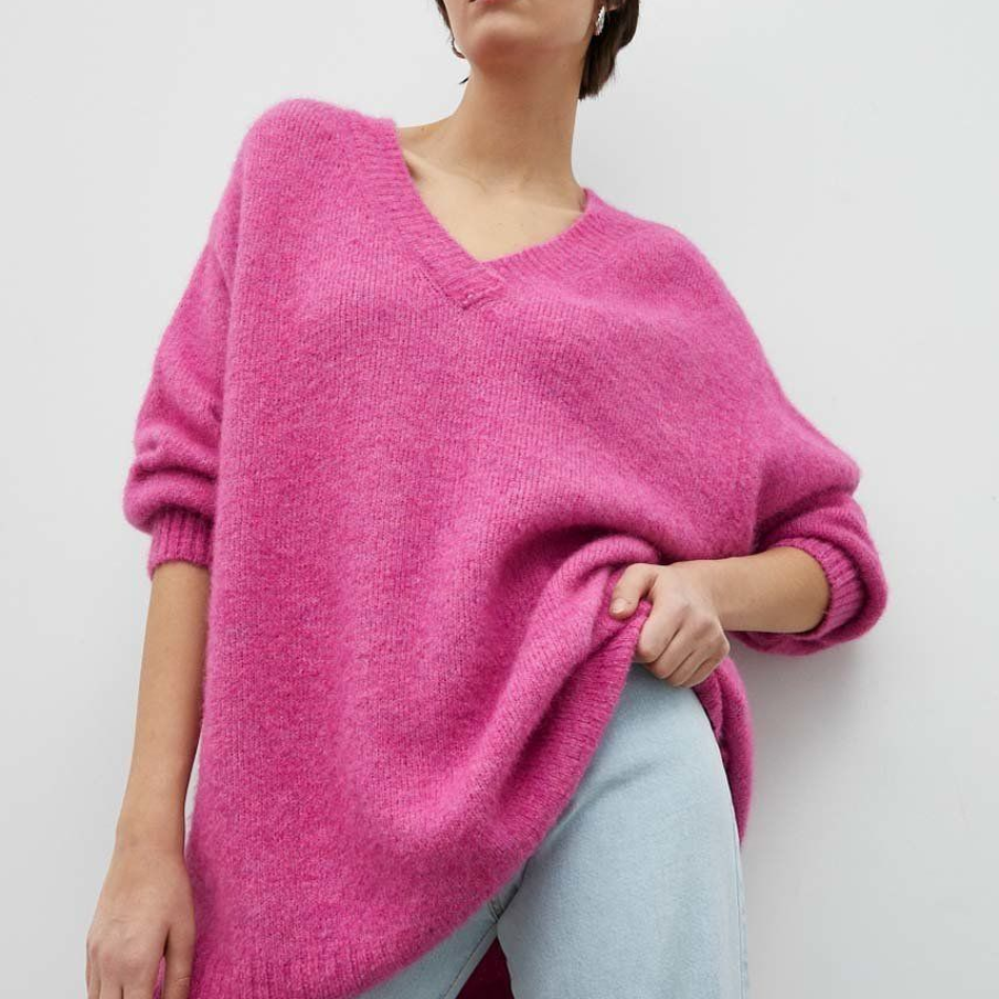 Pulover roz light American Vintage, din amestec de lână, cu decolteu în V și linia umerilor lăsată. Are în compoziție 11% lână. 