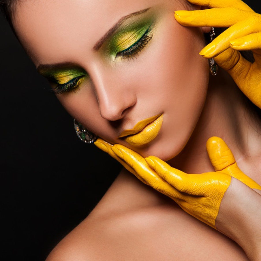 Machiaj în duo verde-galben, cu accente de galben strălucitor la jumătatea pleoapei superioare