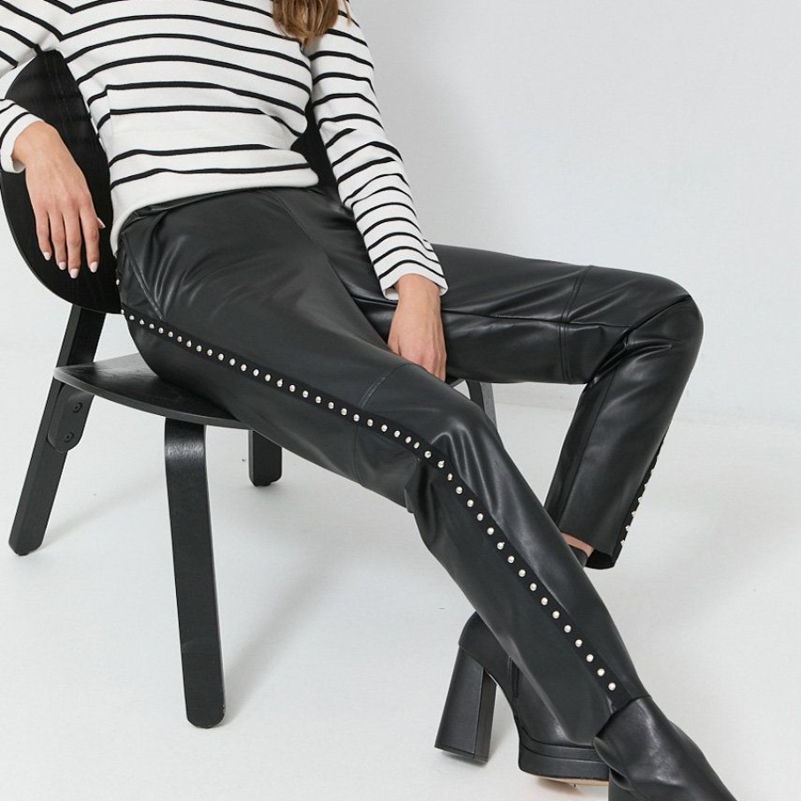Pantaloni Nissa din imitație de piele, cu bandă elastică în talie și știfturi metalice pe margini 