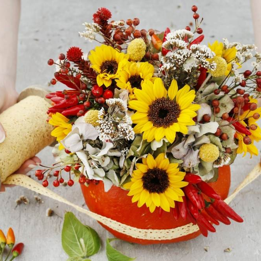 Aranjament special cu flori si ardei usturati 