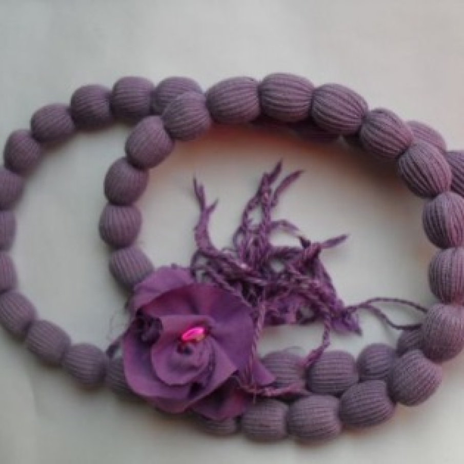 Lantisor mov crosetat cu trandafir