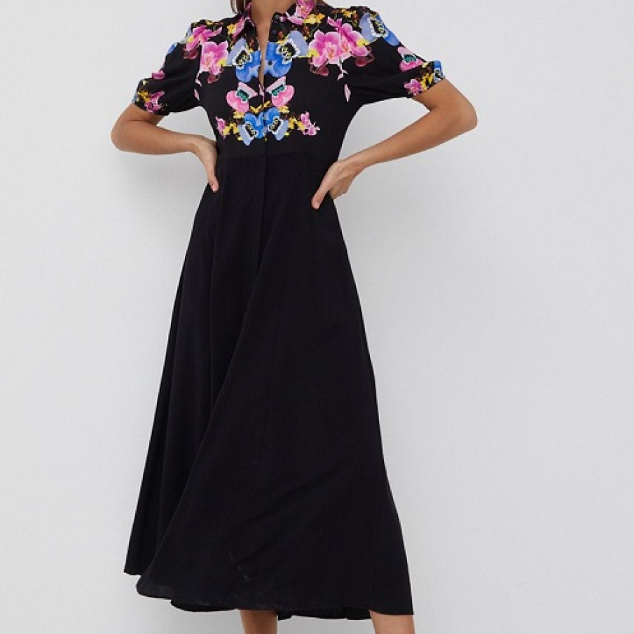 Rochie Desigual de lungime trei sferturi, cu mânecă  scurtă și guler tip cămașă. Imprimeul din partea superioară a rochiei este unul deosebit, amintind de gingășia orhideei.