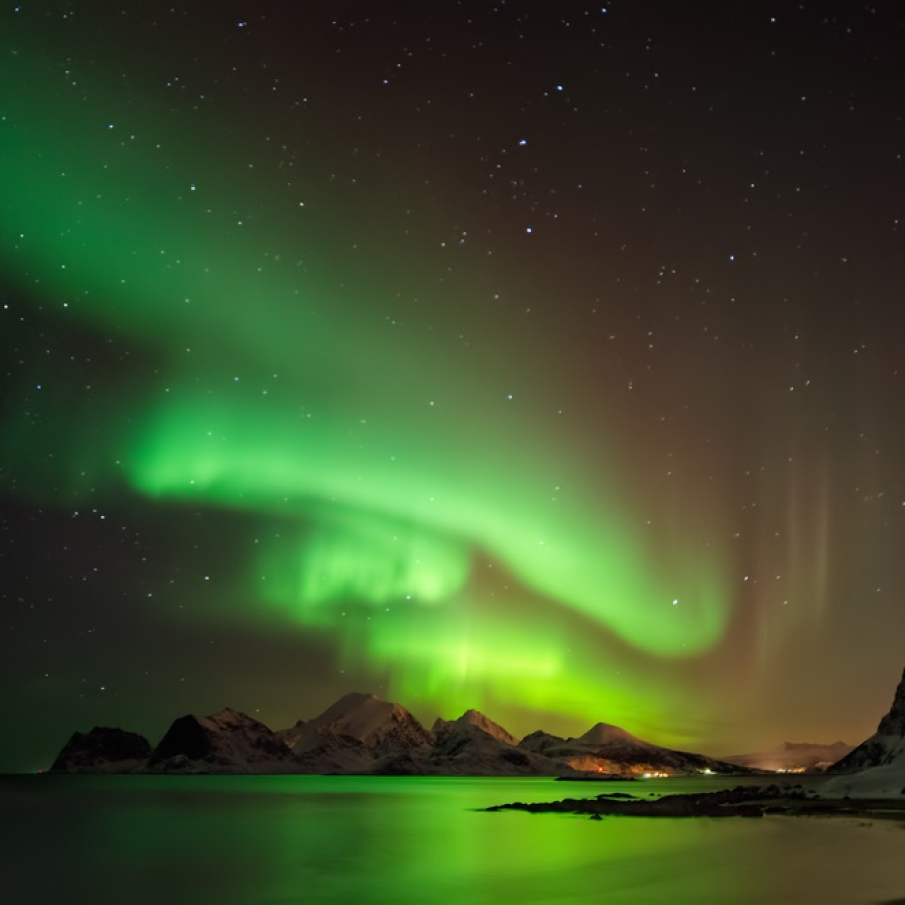 Aurora jucausa, pe cerul de deasupra insulei Vestvagoya, Lofoten