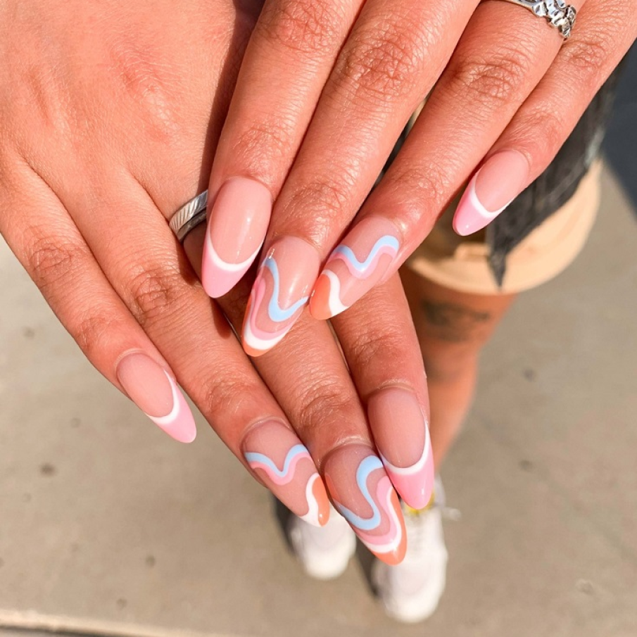 Modele de manichiură french cu accente luxoase și prețioase, în tendințe în 2025