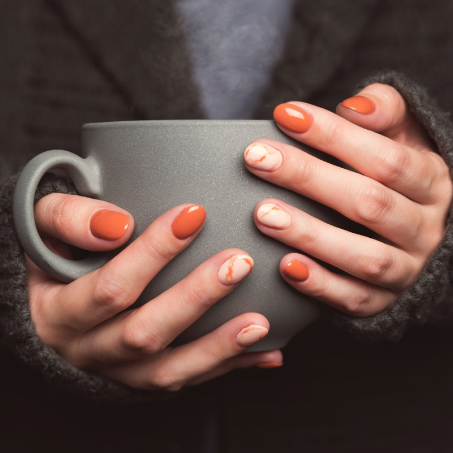 Oranjul cald înspre ruginiu este o culoare de ojă întotddeauna potrivită sezonului de toamnă