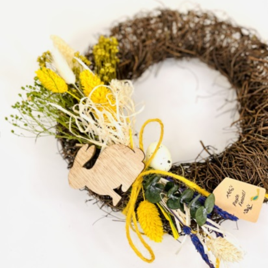 Coroniță de Paște din sisal, decorată cu flori naturale prezervate (Lavanda, Thallaris, Eucalipt). Produsul este creat în România.