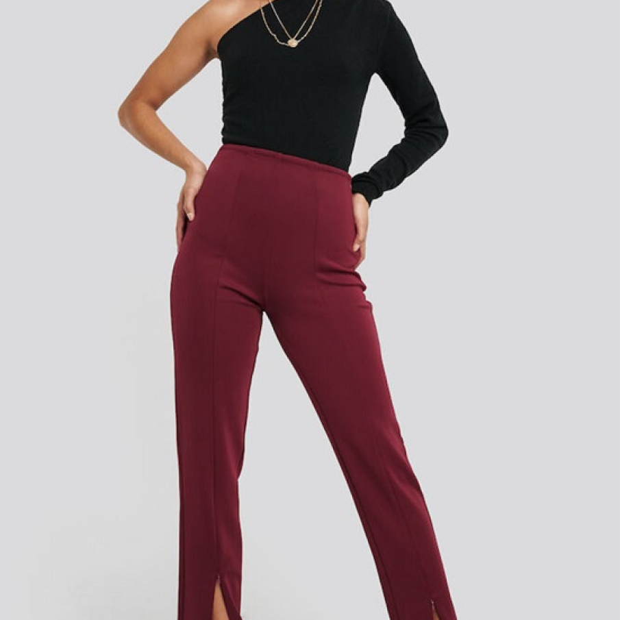 Pantaloni evazați NA-KD de culoarea vișinei putrede. Au șlițuri frontale, talie înaltă și o alură elegantă. 