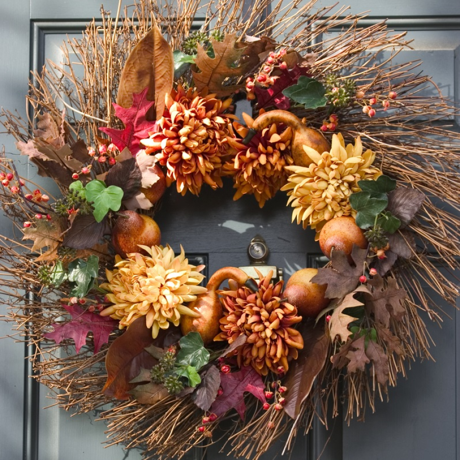 Coroniță de toamnă cu pere, frunze uscate și cârciumarese 