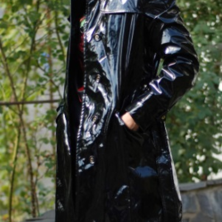 Palton trench de damă cu aspect negru, lucios, cu buzunare slim laterale și cordon în talie. Este confecționat din material gros, căptușit, rezistent la vânt și ploaie, potrivit pentru vremea capricioasă