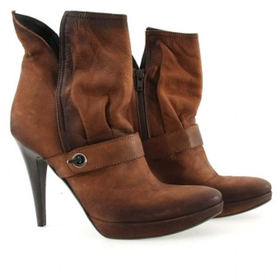 Ghete in culoarea coniacului