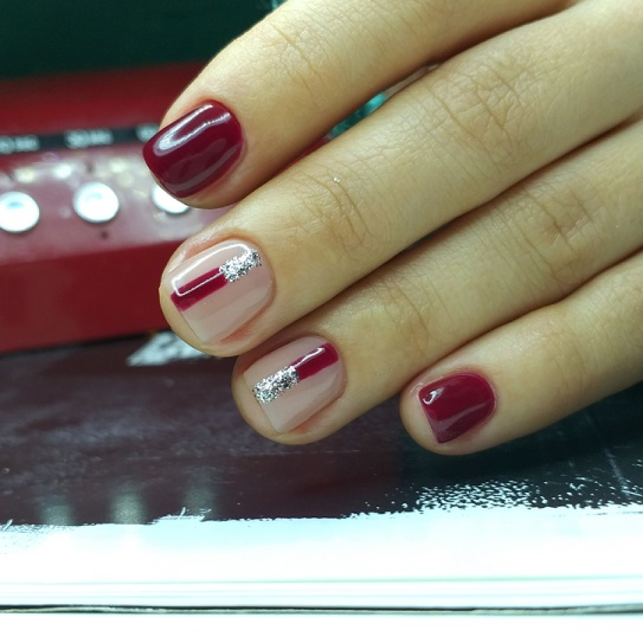 Mijlocul unghiei este marcat, restul este acaparat de spații goale, nude 