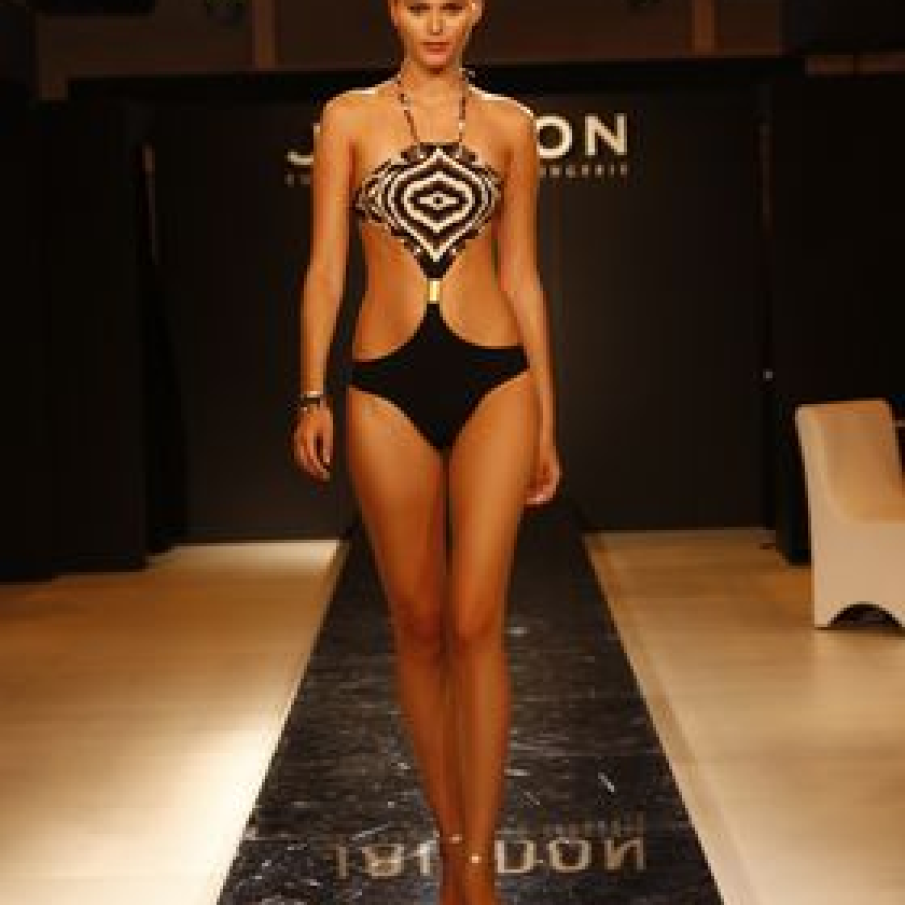 Body reinventat in alb si negru