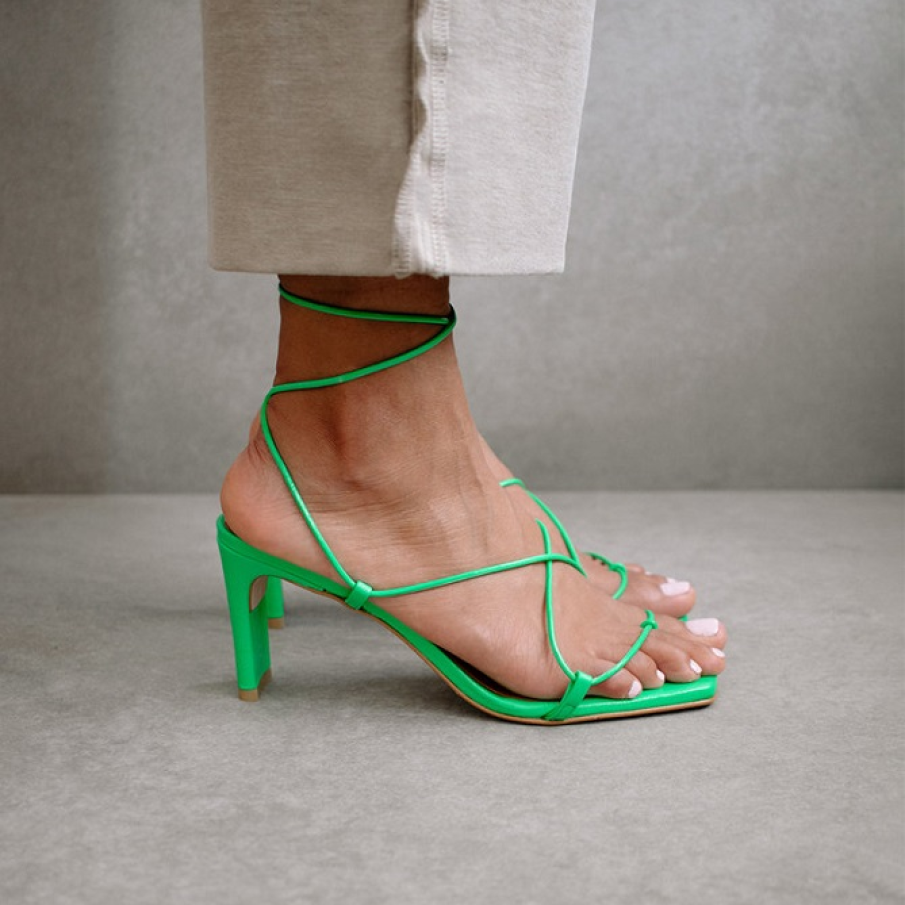 Sandale verzi Aloha din piele, cu bretele finuțe ce îmbracă nu doar piciorul, ci și glezna.