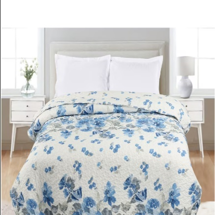 Cuvertură matlasată 200x220 cm, microfibră, de la Heinner Home. Are un frumos imprimeu albastru pastel cu gri 