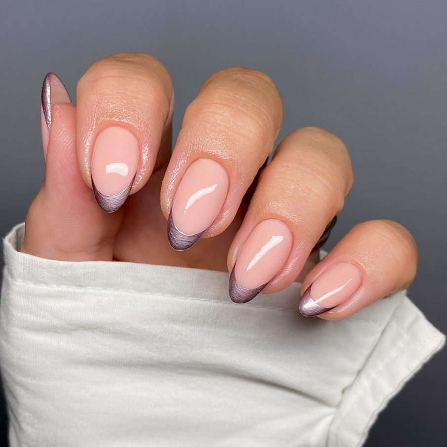 Modele de manichiură french cu accente luxoase și prețioase, în tendințe în 2025