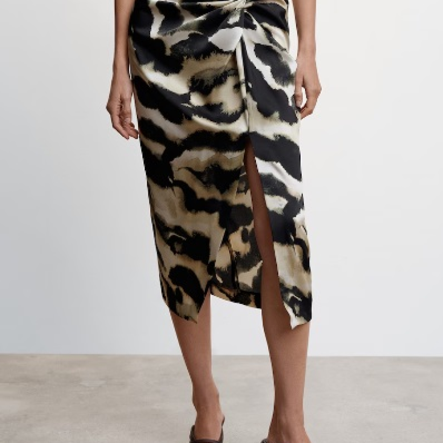 Fustă midi din satin de la Mango cu imprimeu abstract care combină albul, negrul și bejul 