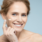 Cremă antirid făcută în casă, mai eficientă decât produsele scumpe din magazine! Ingredientul banal care face minuni pentru ten