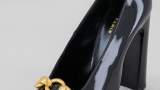 Pantofi de piele lăcuită cu toc masiv și detaliu frontal auriu tip lanț de la Saint Laurent