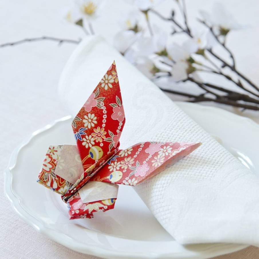 Fluturii sunt meniti sa zboare liber, dar unul simpatic si rosu, din hartie, se poate odihni putin si pe o farfurie, de ce nu?