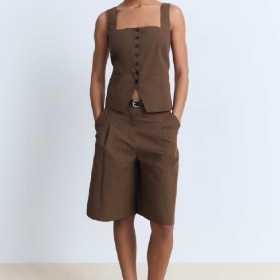 Se poartă pantalonii scurți de dimensiuni mai lungi în vara 2025: 10 modele moderne