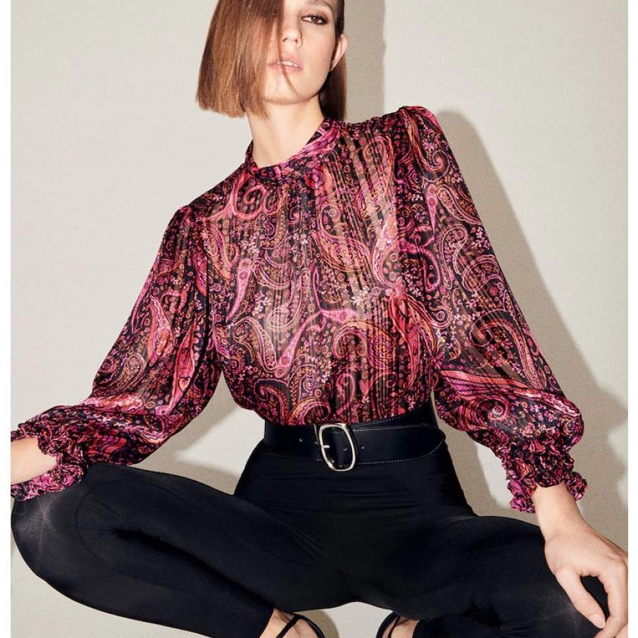 Bluză cu model paisley cu imprimeu decorativ ce combină negrul cu rozul zmeuriu 