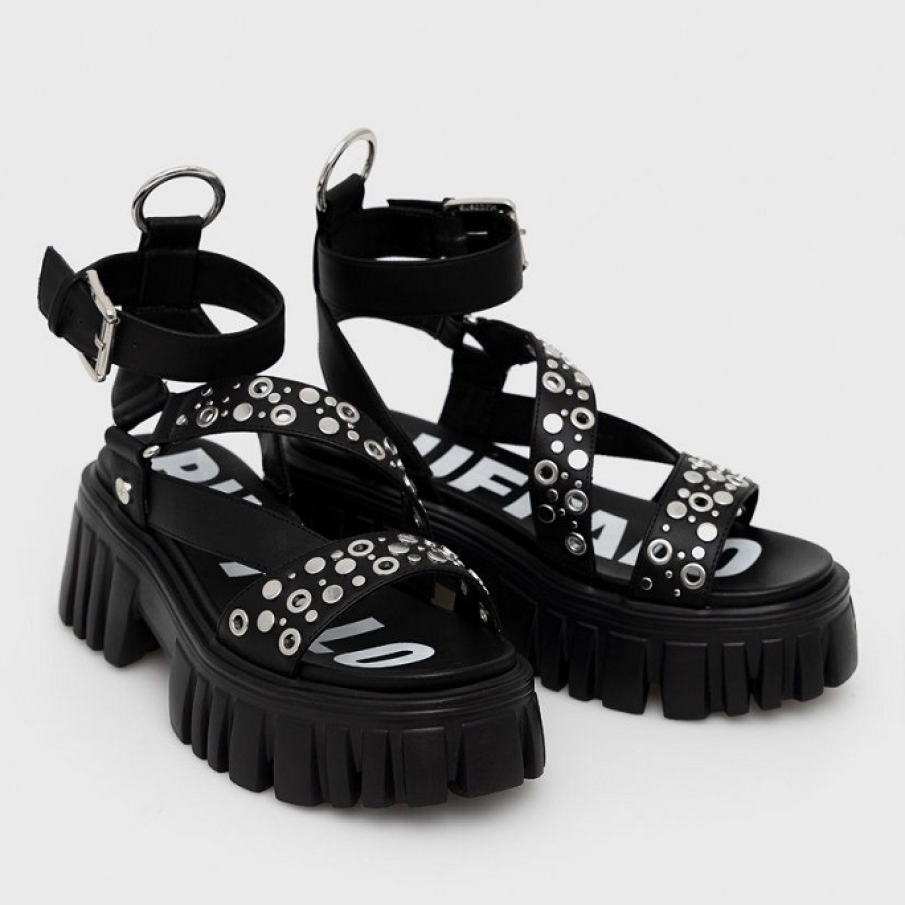 Sandale rock chic din colecția Buffalo decorate cu accesorii metalice pentru un efect wow, surprinzător. 