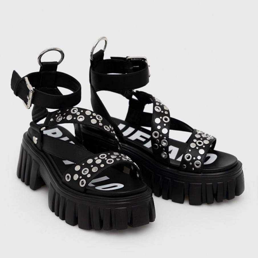 Sandale rock chic din colecția Buffalo decorate cu accesorii metalice pentru un efect wow, surprinzător. 