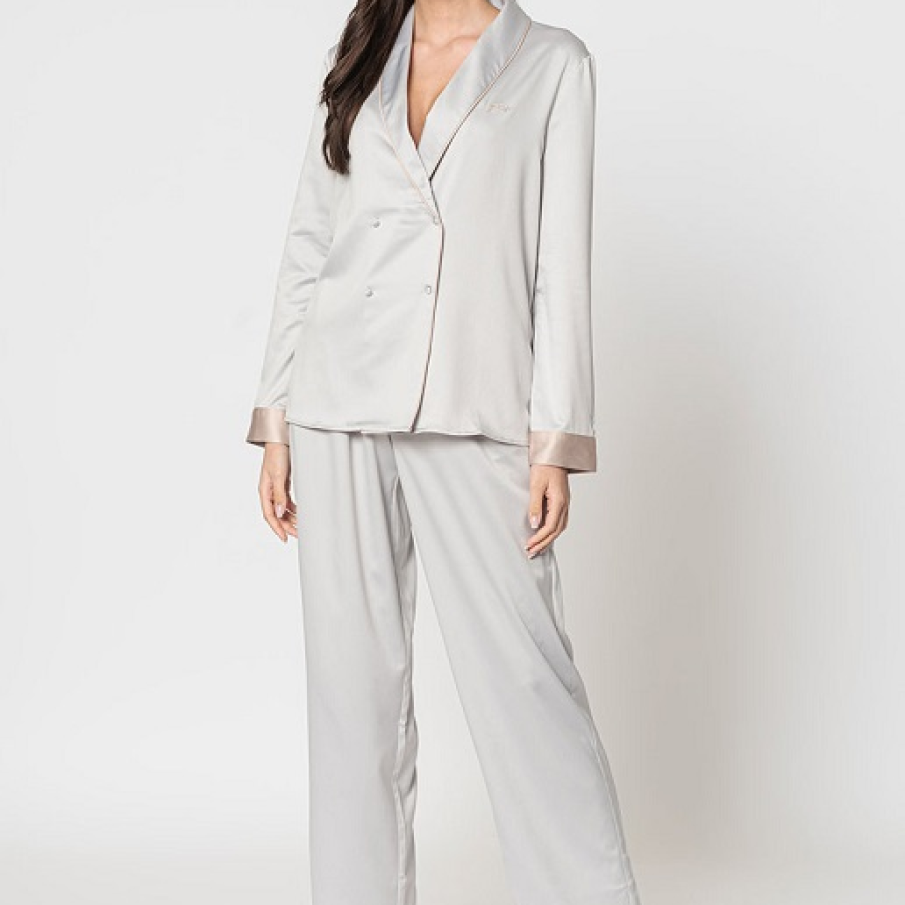 Pijama de satin Guess comodă și lejeră, gri deschis, cu două rânduri de nasturi.