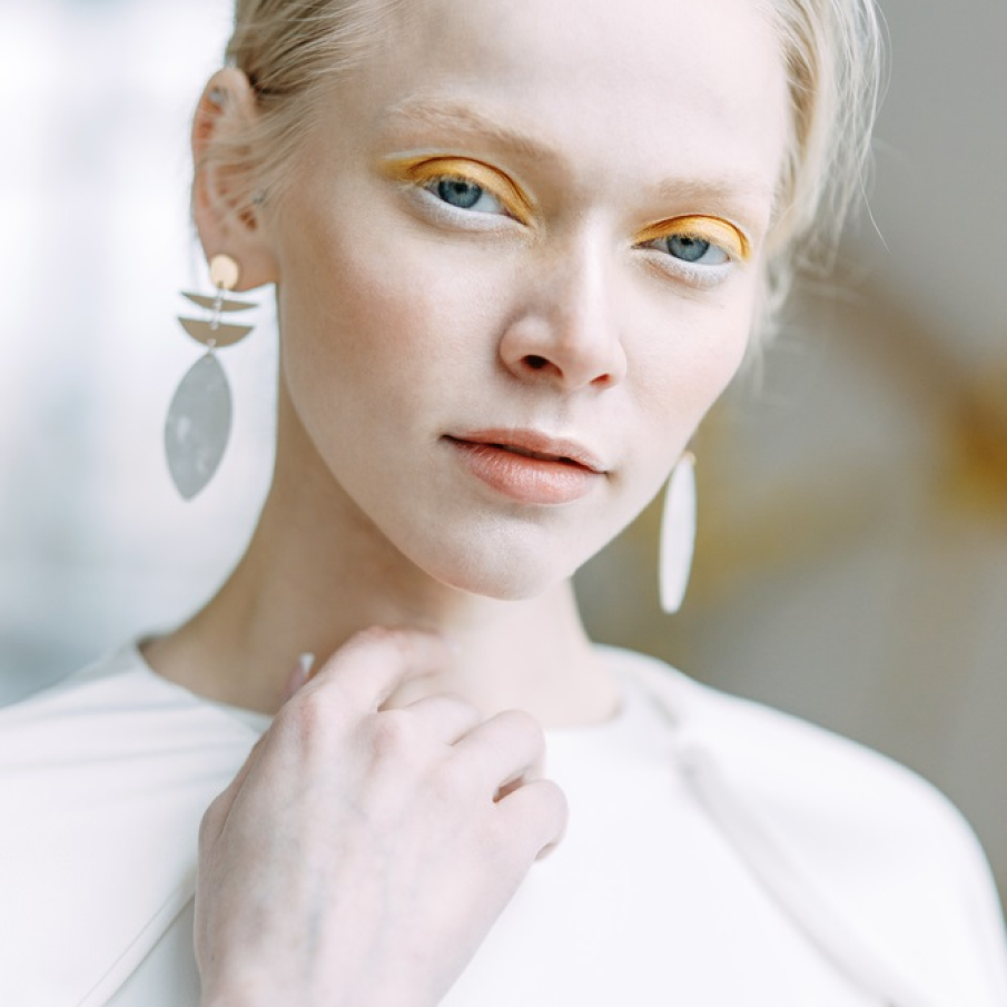 Dacă simțiți că nu vă reprezintă galbenul puternic, puteți opta pentru o nuanță de galben un pic mai blanda și caldă, bătând înspre galben muștar. În plus, albul mai reduce din strălucirea galbenului și arată senzațional pe pleoape