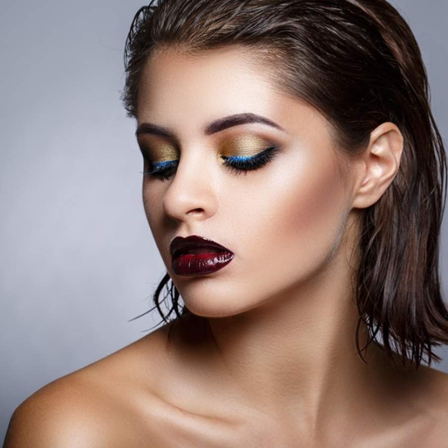 Wet look si pleoape aurii. Un touch de albastru pe pleoape si buze glossy visiniu dark 