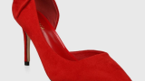 Pantofi roșii cu toc subțire confecționați din imitație de piele întoarsă din colecția Answear Lab. Au un detaliu decorativ tip fundă în spatele gleznei 