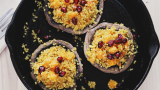 Ciuperci umplute cu amestec de quinoa, cartof dulce copt si seminte de rodie